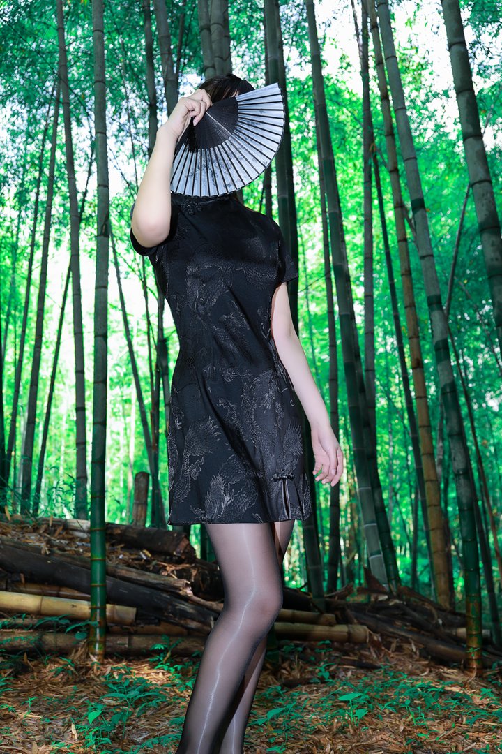 李佳 [1185P-4.87GB] - NO.008 黑旗袍森林（正片）[56P-332MB]-美图