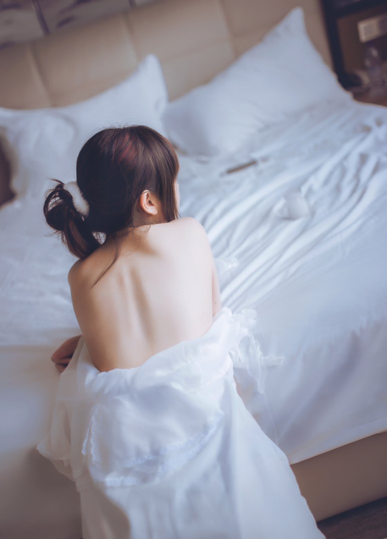 疯猫丨138 - NO.003 白色睡衣 [24P-183MB]