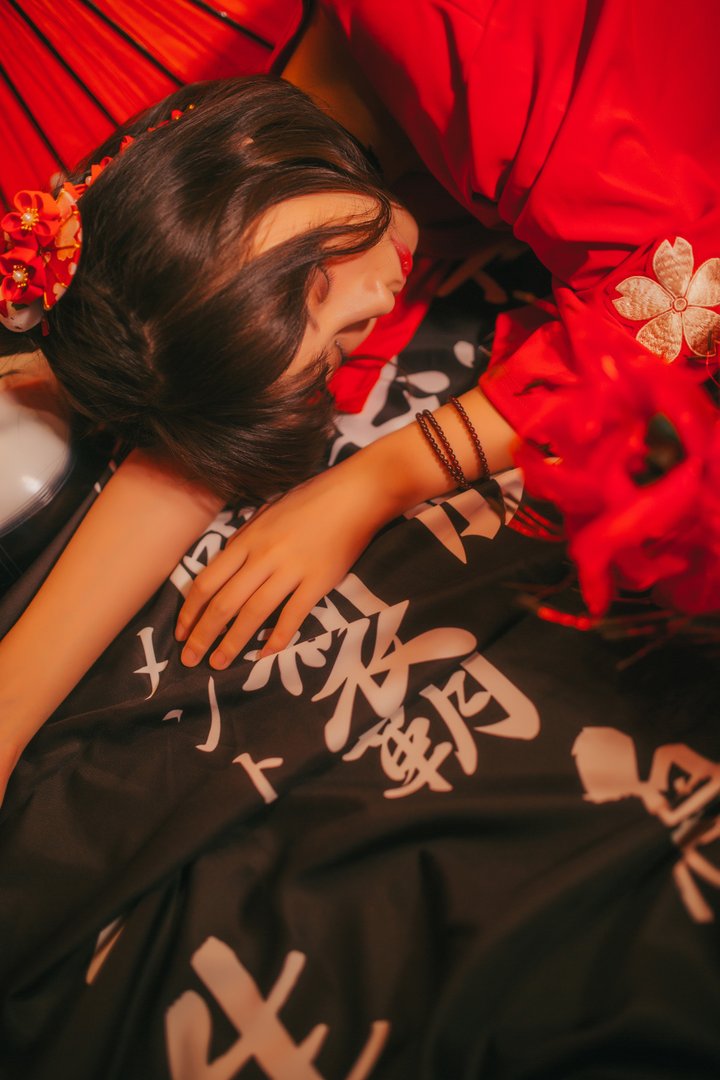 疯猫丨138 - NO.010 红色羽衣 [15P-192MB]