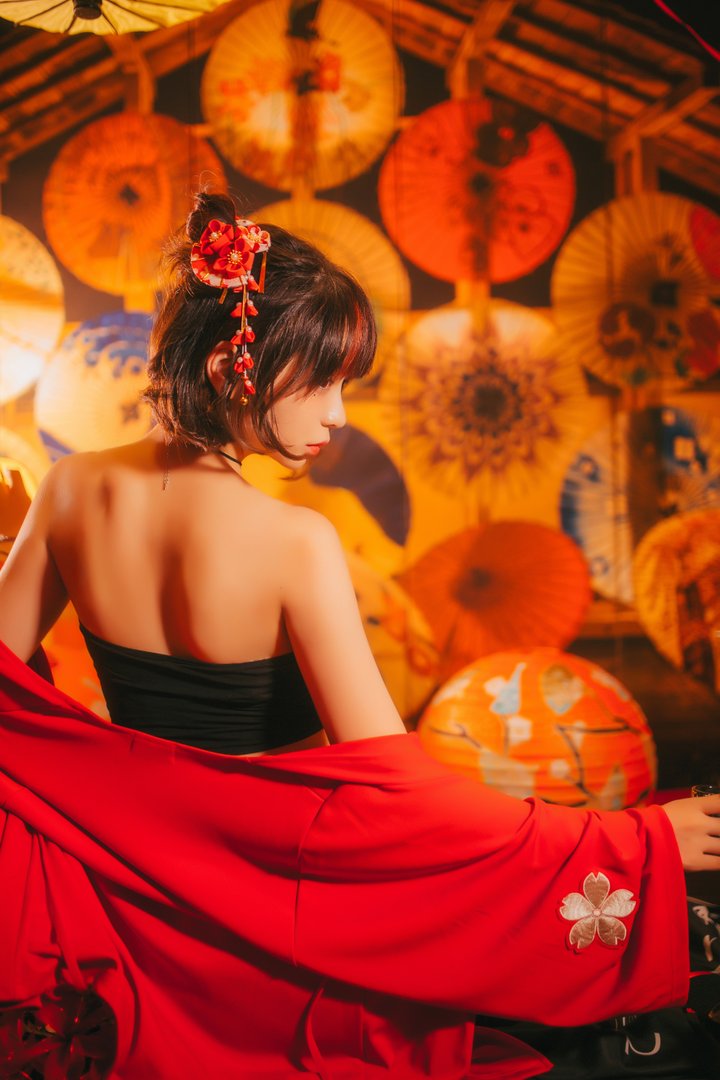 疯猫丨138 - NO.010 红色羽衣 [15P-192MB]